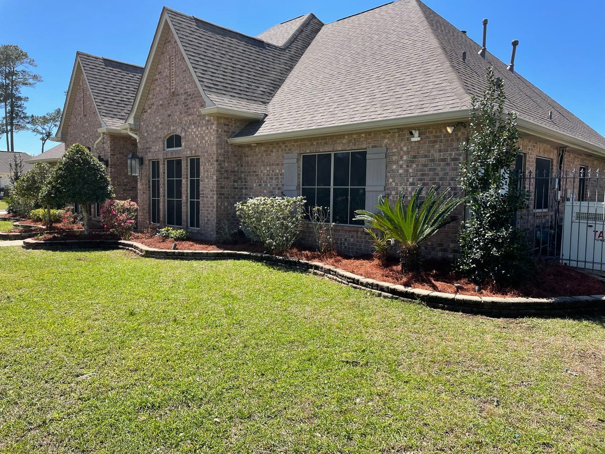 Mulch bed and shrub landscaping by Binder's Landscapes